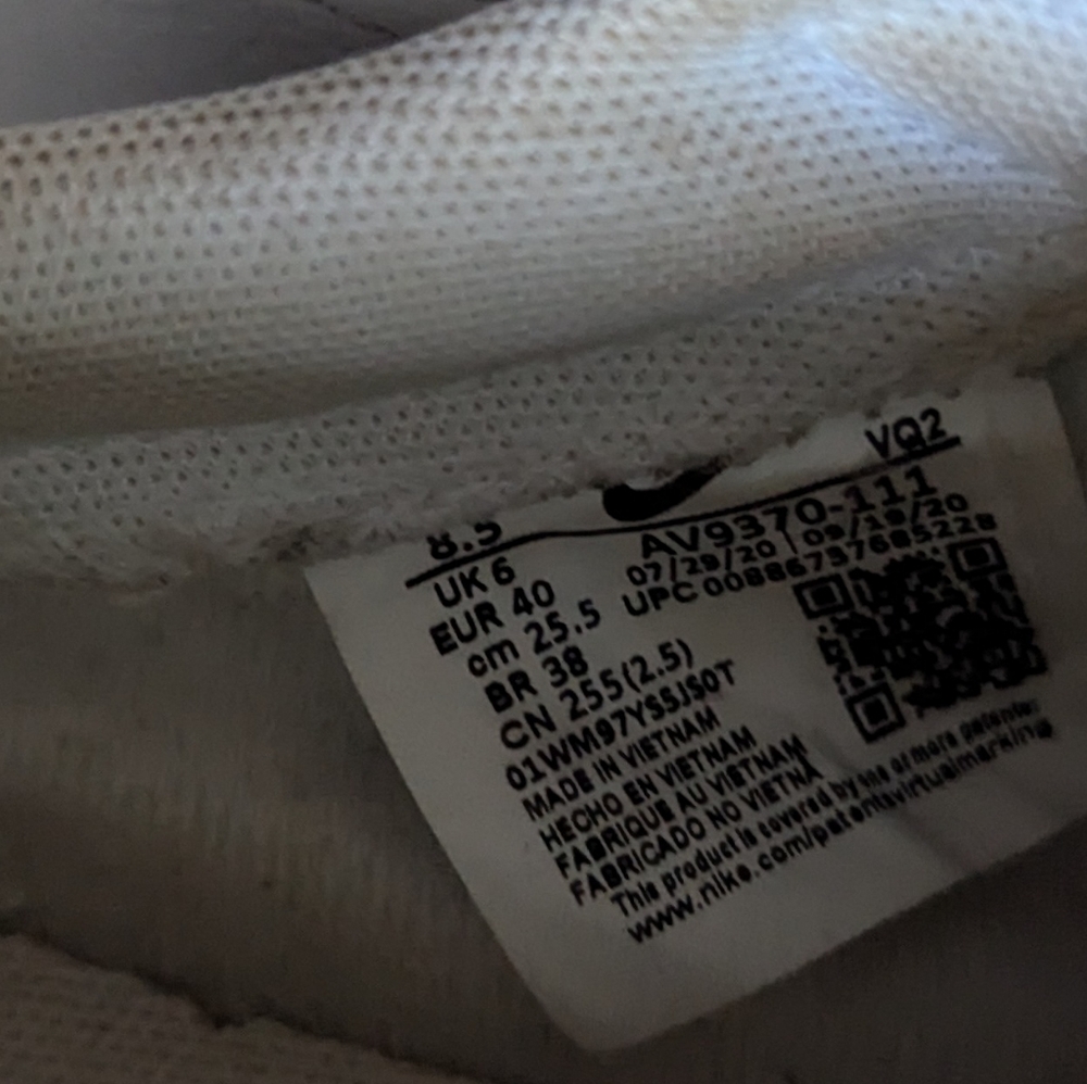 Nike White Sneakers with Leather Finish - Picture 5 of 9